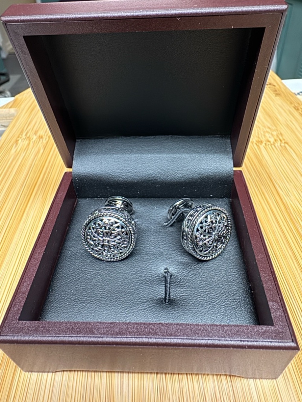 Silver Clover Cloverest Cufflinks – Classic Filigree-style Design with Box